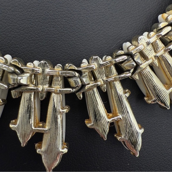 Signed Coro Mid Century White and Gold Collar Necklace with Dramatic Spikes - Picture 10 of 17